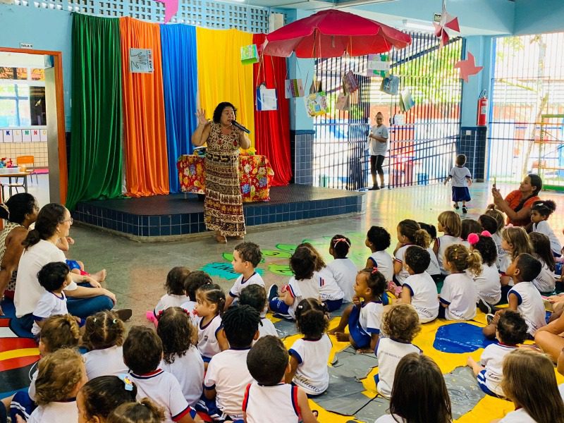 Contação de história faz a alegria das crianças em Monte Belo