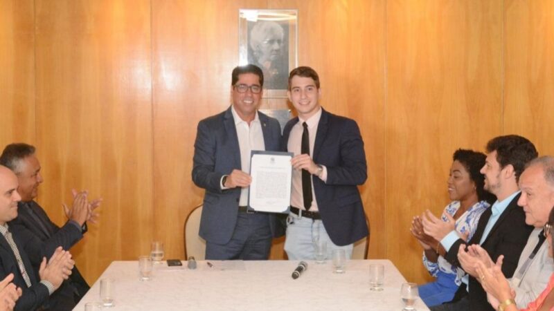 Legislativo aprova lei que desobriga comerciantes de colocar placas