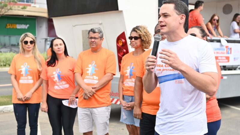 Pazolini e Vitória Down Organizam Caminhada e Atraem Multidão em Camburi