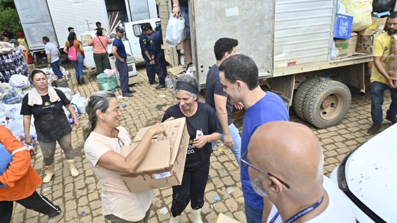 Pazolini visita Mimoso e entrega donativos para vítimas das chuvas