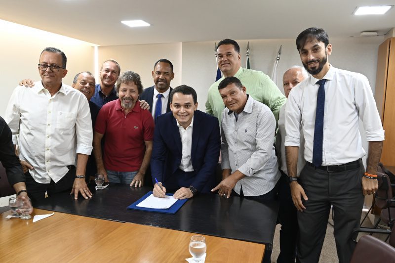 Vitória reduz mais cargos comissionados e economia deve chegar a R$ 100 milhões