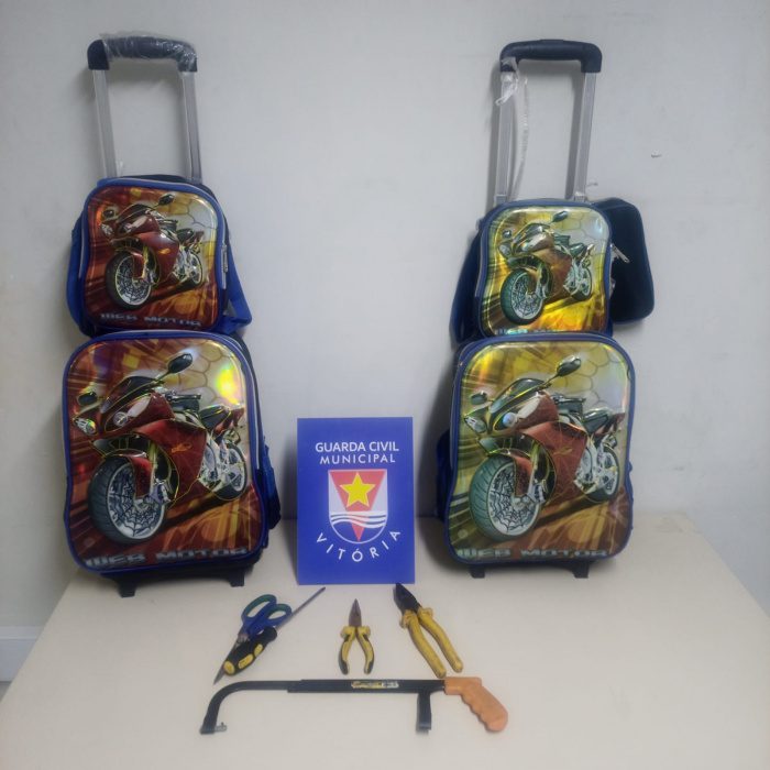 Guarda de Vitória detém criminoso com mochilas infantis furtadas