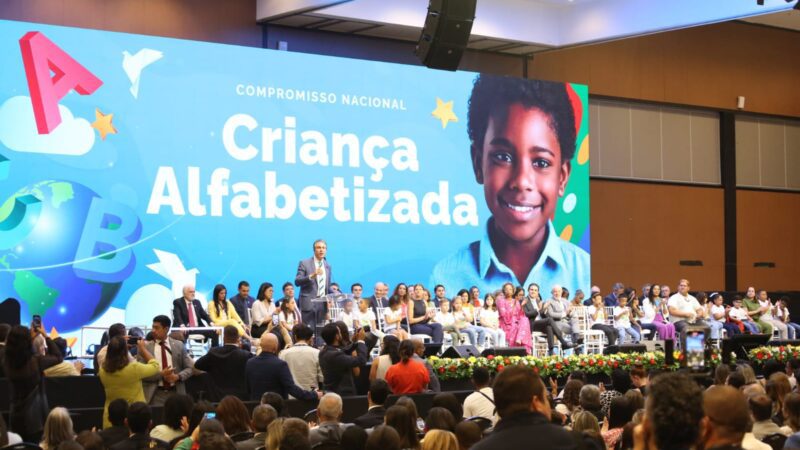 Gestão Pazolini: Vitória recebe reconhecimento Selo Ouro na área de alfabetização em Brasília