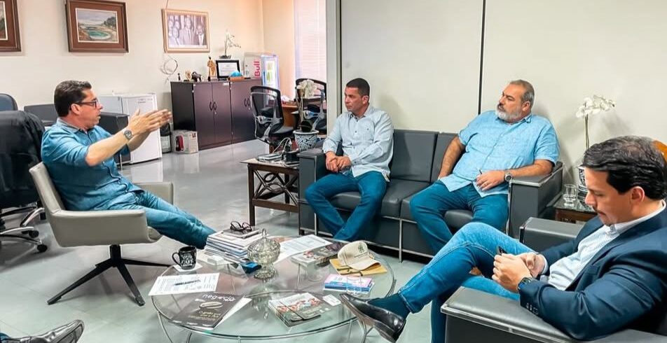 Deputado Marcelo Santos recebe vereadores em visita às obras de modernização da Assembleia Legislativa