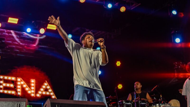 Noite de samba e pagode leva 80 mil pessoas à Arena de Verão neste sábado (10)