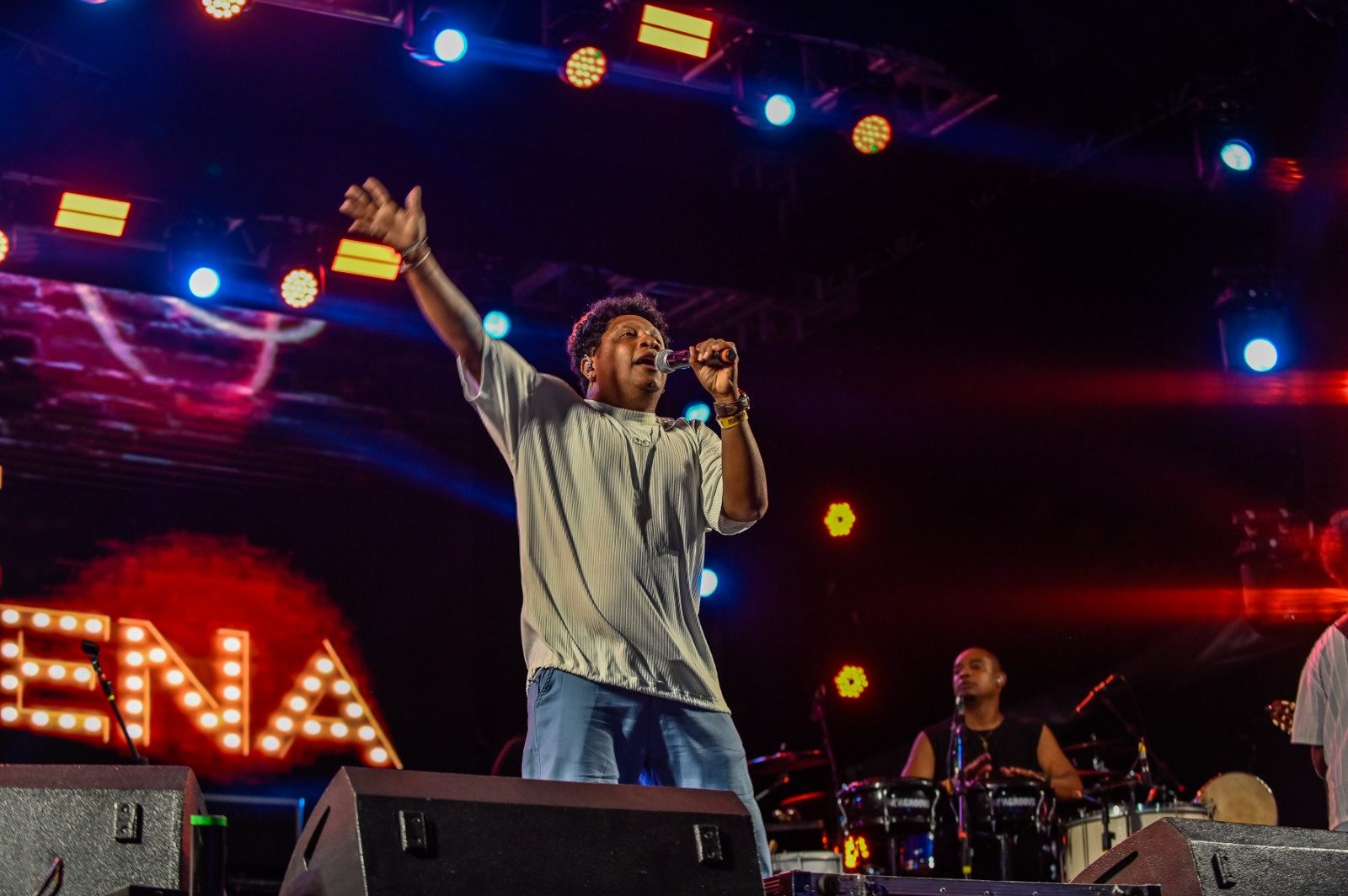 Noite de samba e pagode leva 80 mil pessoas à Arena de Verão neste sábado (10)