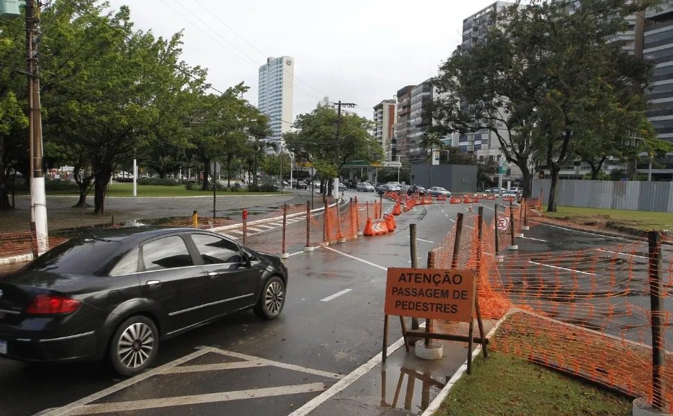 Mudanças no trânsito da Praia do Canto já estão valendo e fazem parte de obra para reduzir alagamentos em Vitória