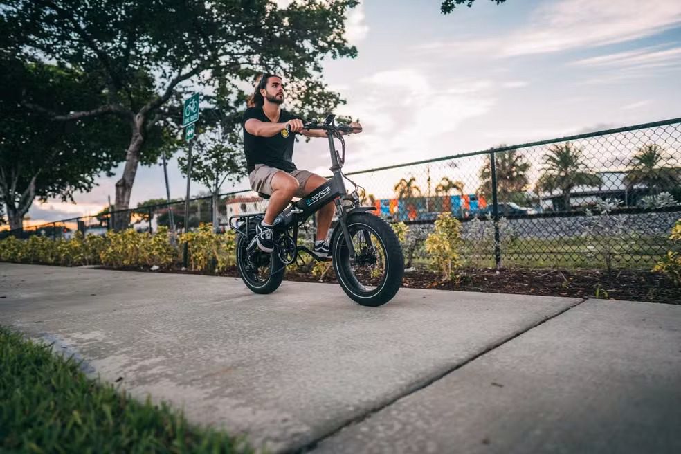 Dr. Victor Linhalis apresenta projeto com novas regras para proteger jovens no uso de bicicletas elétricas