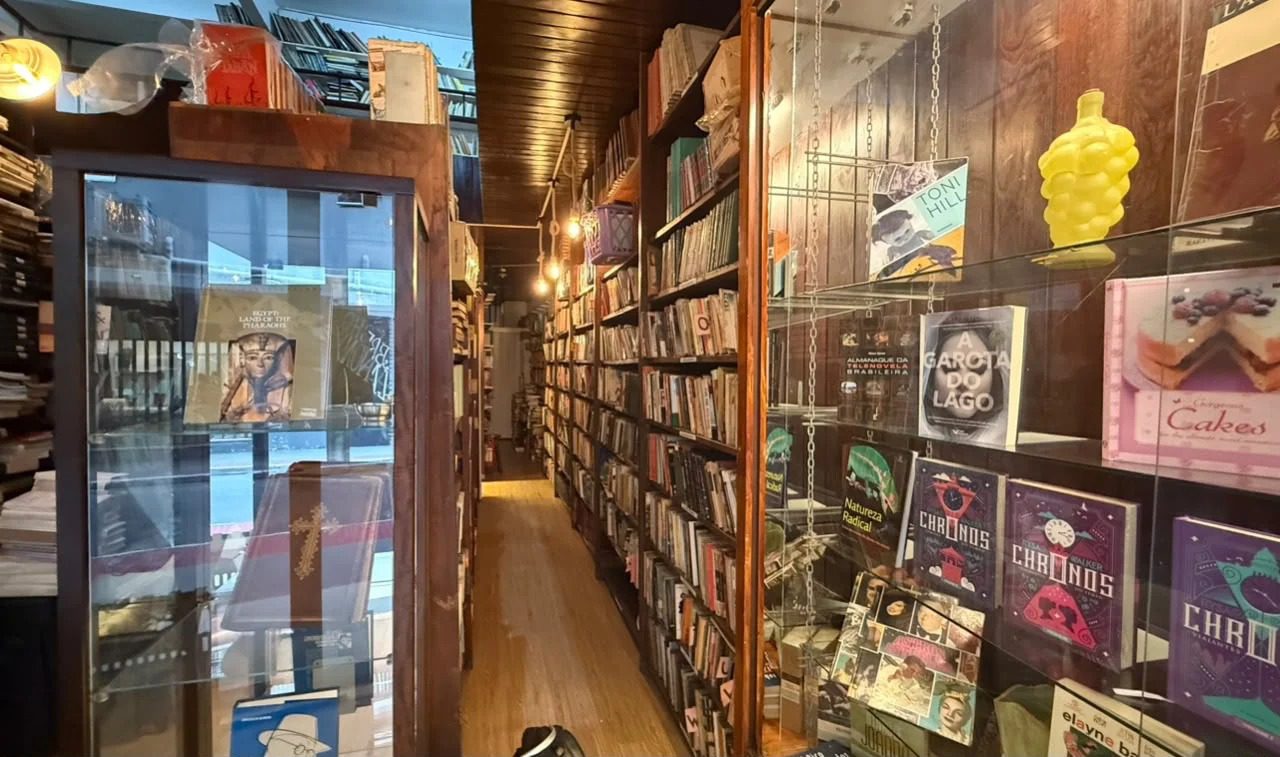 Conheça a livraria com café e gatos que está viralizando em Vitória