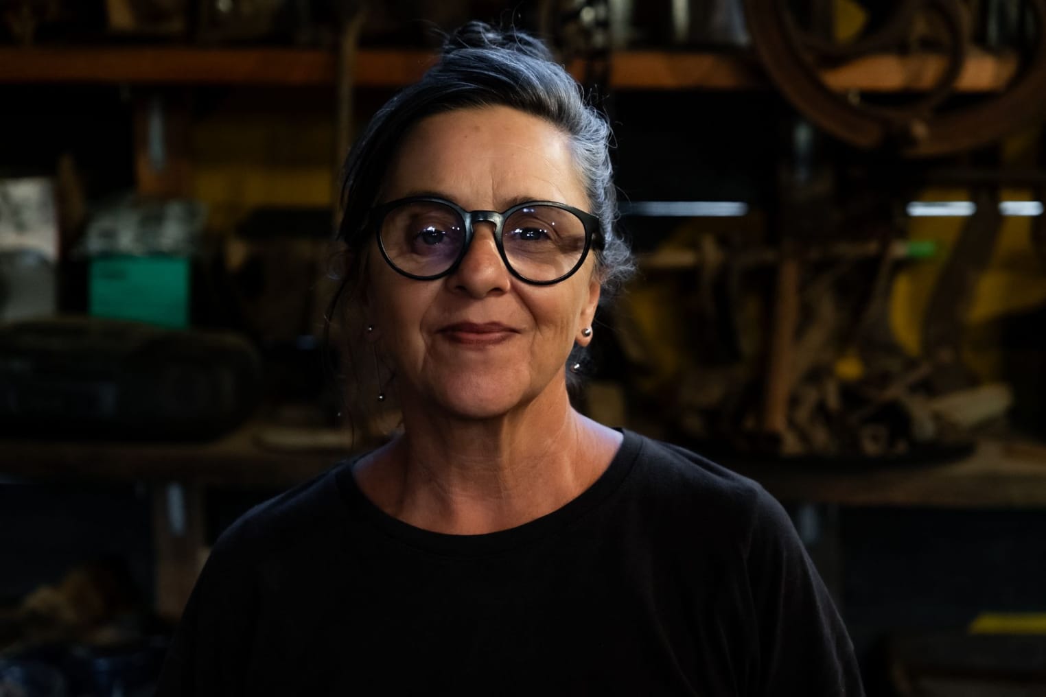“Entre Tempo e Coisas”: Rosana Paste celebra 40 anos de produção artística com exposição inédita no MAES