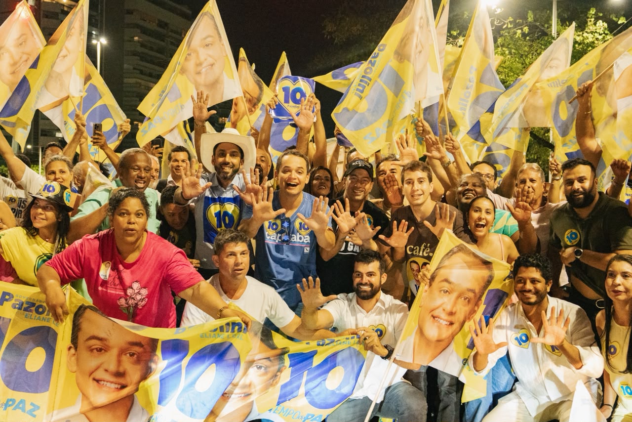Apoiadores de Pazolini lotam bandeiraço na Praça dos Namorados após vitória no primeiro turno