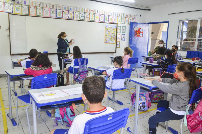 Prefeitura de Vitória nomeia mais 326 profissionais para atuar na rede de ensino da capital