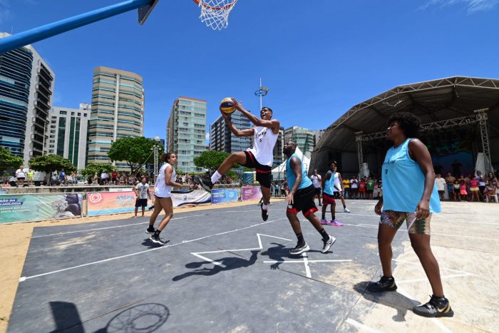 Domingo de altas temperaturas na Arena de Verão com o Desafio Casé de Basquete