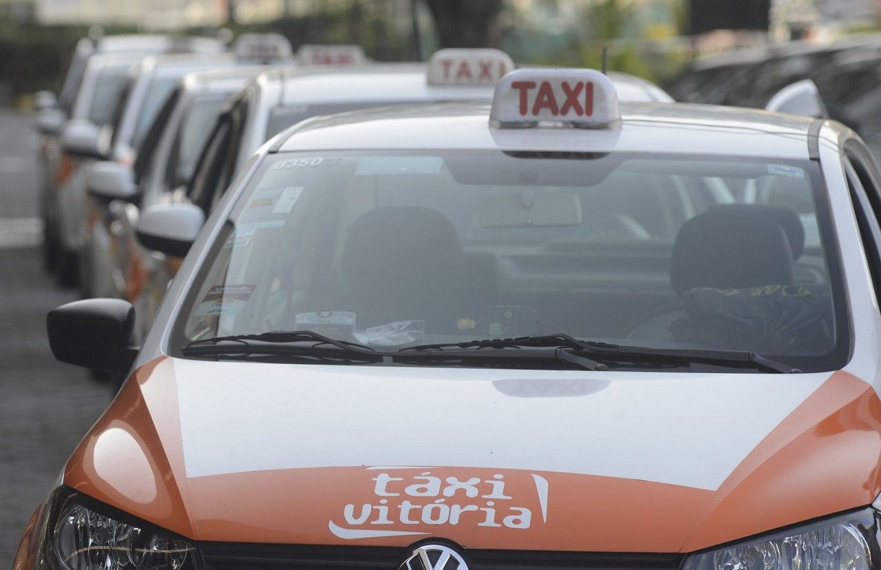 Dois pontos rotativos de táxi com mais de 350 veículos disponíveis para o carnaval no Sambão do Povo