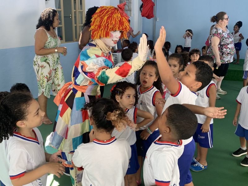 Crianças e estudantes voltam às aulas com alegria e animação