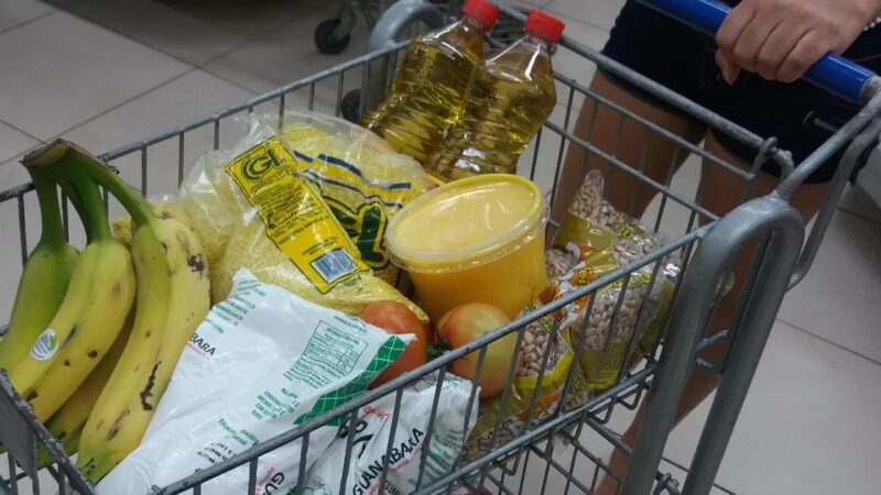 Famílias que receberam o benefício Vix + Cidadania vão às compras de alimentos