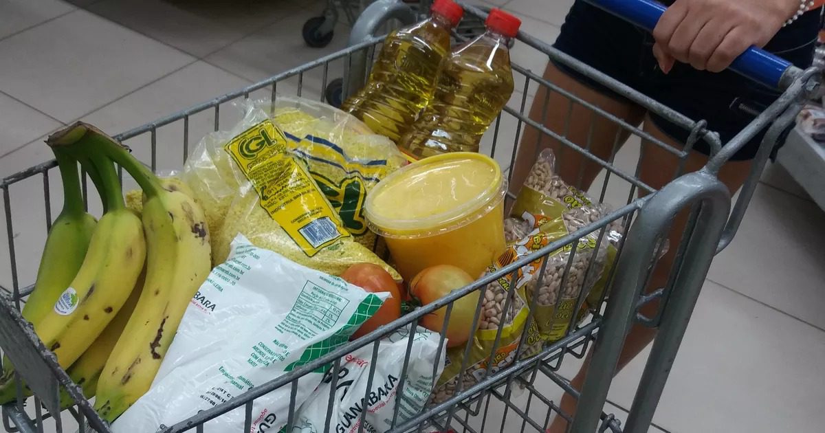 Famílias que receberam o benefício Vix + Cidadania vão às compras de alimentos