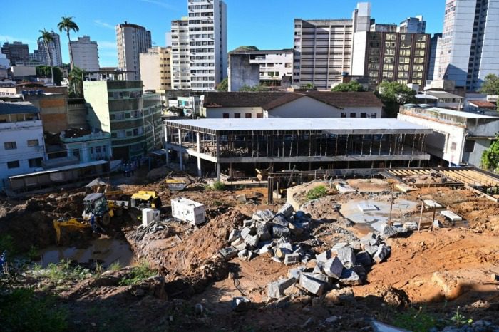 Prefeito participa de visita técnica à obra de R$ 20 milhões em escola no Centro de Vitória