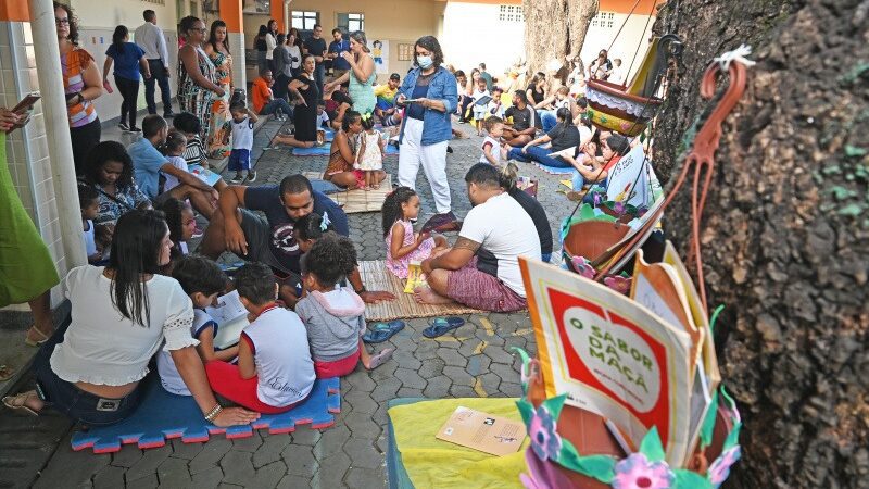 Famílias se reúnem para leitura e contação de história no projeto Pé de Livro