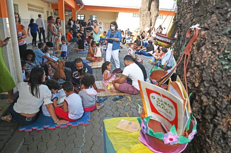 Famílias se reúnem para leitura e contação de história no projeto Pé de Livro