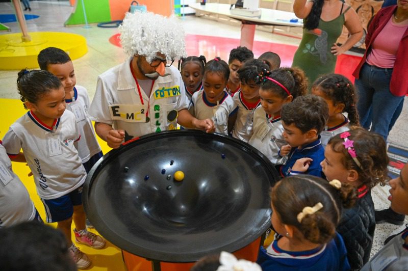 Programação de aniversário encanta crianças e estudantes na Escola de Física