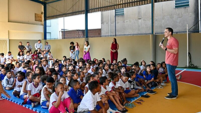 Estudantes recebem quadra reformada à Emef João Bandeira, em Consolação