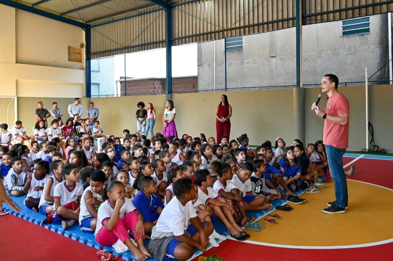 Estudantes recebem quadra reformada à Emef João Bandeira, em Consolação