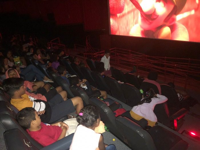 Crianças e Adolescentes vivem a emoção e alegria de ir ao cinema pela primeira vez