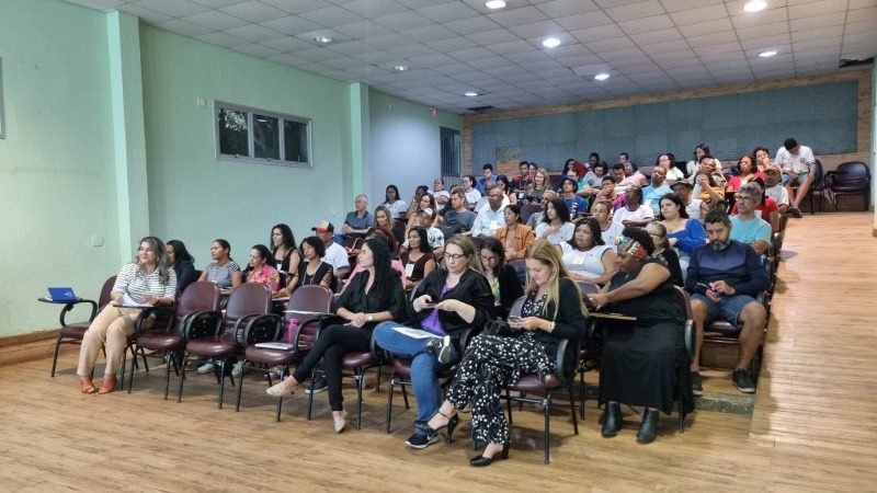 Secretaria de Educação recebe líderes de turma da EJA