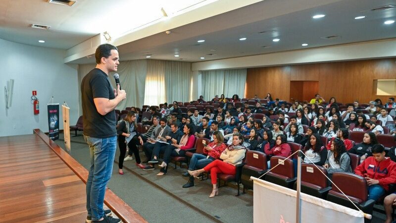 Palestra sobre o combate ao abuso de crianças e adolescentes é realizada na PMV