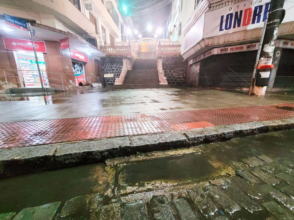 Prefeitura de Vitória informou que o bueiro concretado na Praça Costa Pereira estava inoperante