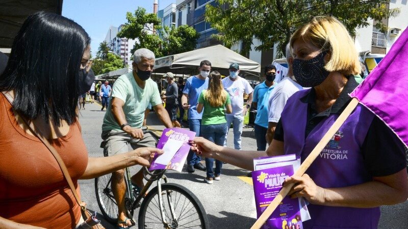 Agosto Lilás: Maria da Penha visita feiras para falar sobre o empoderamento feminino