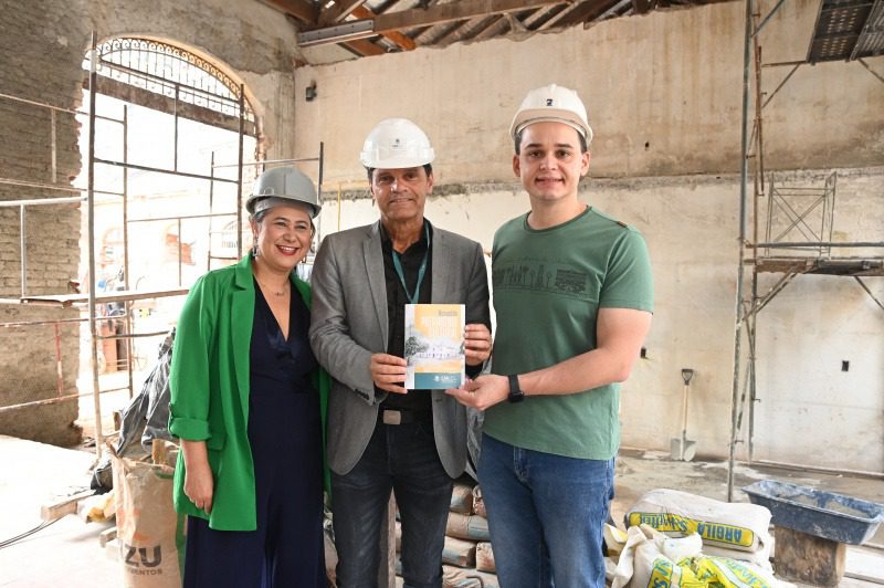 Arquitetos visitam obras de restauro do Mercado da Capixaba no Centro