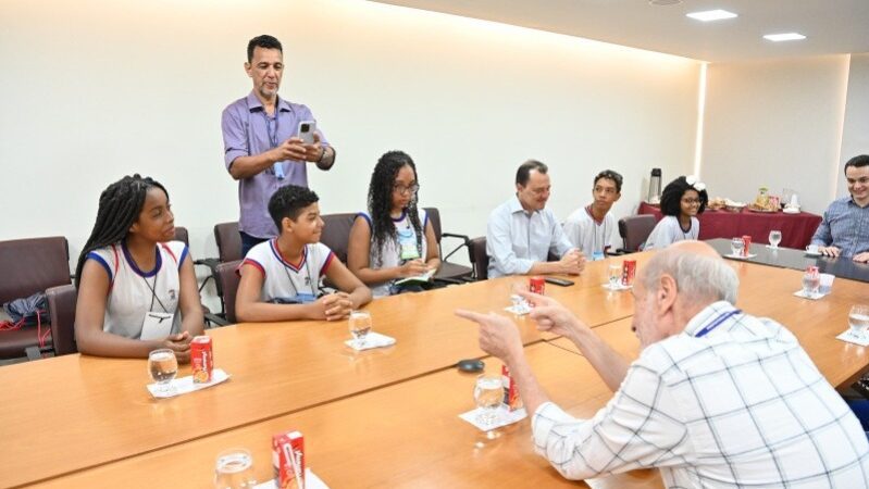 Um Dia na Administração: Estudantes de Vitória Exercem Papéis de Prefeito e Secretários