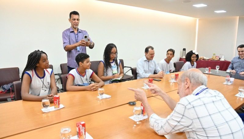 Um Dia na Administração: Estudantes de Vitória Exercem Papéis de Prefeito e Secretários