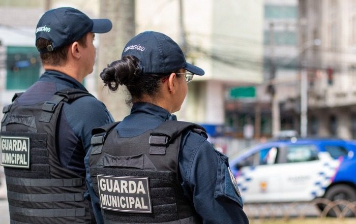 Guarda Municipal de Vitória Captura Criminosos que Roubaram Portões na Praia do Canto