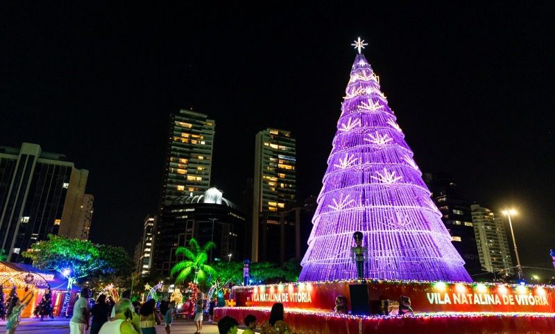 Brilho e Encanto: Decorações natalinas emocionam a cidade