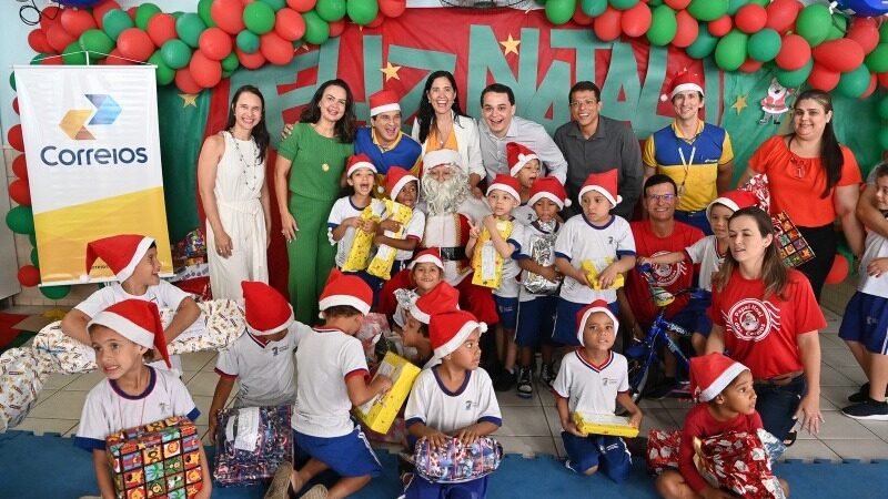Emoção Natalina: Crianças de Vitória Desfrutam de Presentes da Campanha Papai Noel dos Correios 2023