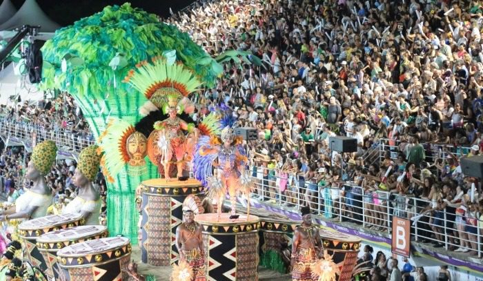 Sambão Agitado: Público Lotado e Animado no Carnaval de 2024
