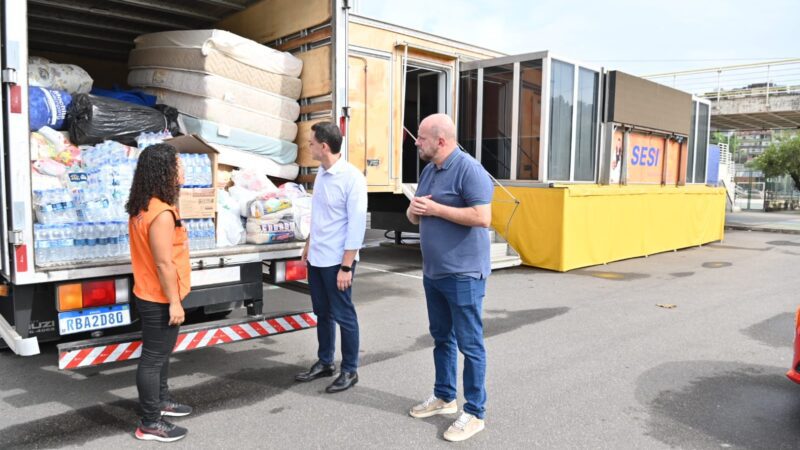 Pazolini e Cris Samorini enviam cozinhas móveis e carretas com 7 toneladas de donativos para o sul do Espírito Santo e Caparaó