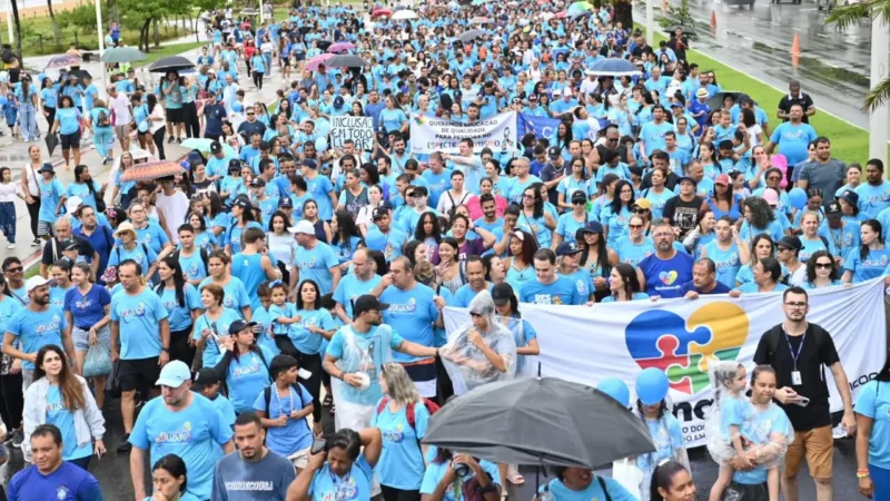 Caminhada pelos autistas reúne milhares de pessoas na Praia de Camburi