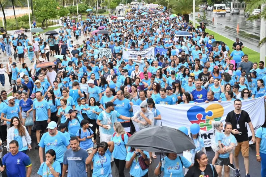 Caminhada pelos autistas reúne milhares de pessoas na Praia de Camburi