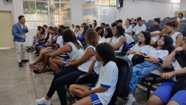 Pesquisadores da Fiocruz ministram formação para estudantes da capital