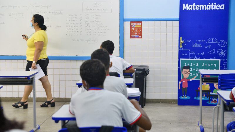 Vitória lança processo formativo com bolsa para professores da Rede Municipal