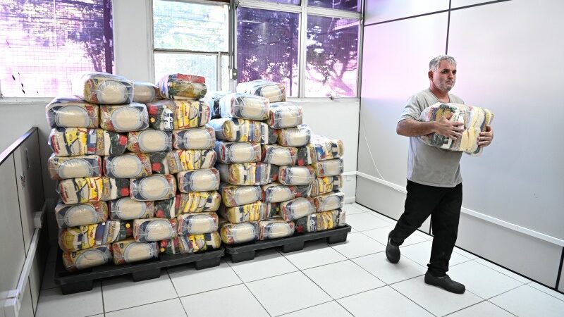 Mais 100 famílias de Vitória recebem kits do banco de alimentos