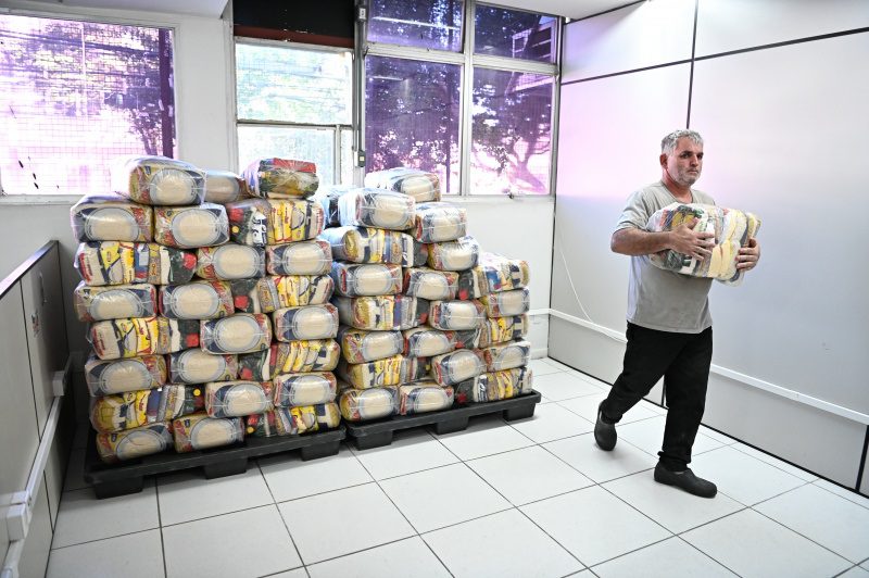 Mais 100 famílias de Vitória recebem kits do banco de alimentos