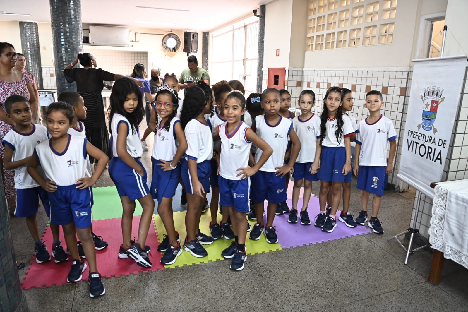 Pazolini entrega novos tênis aos estudantes da EMEF Francisco Lacerda de Aguiar na Grande São Pedro