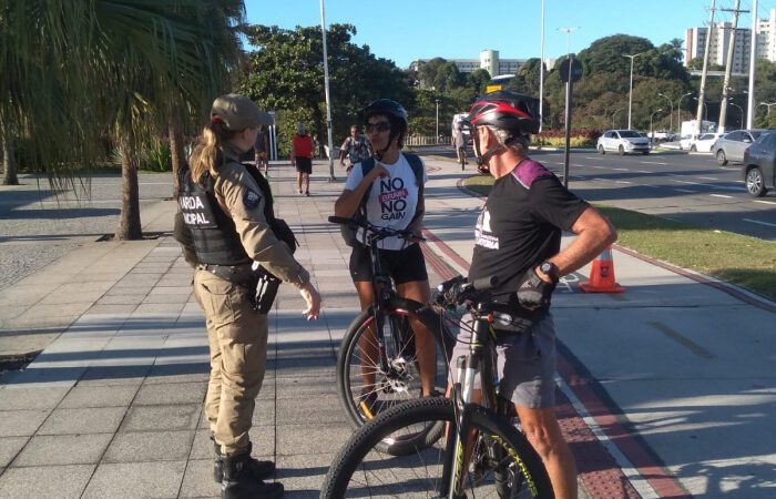 Maio Amarelo: Guarda de Vitória orienta ciclistas sobre regras do trânsito