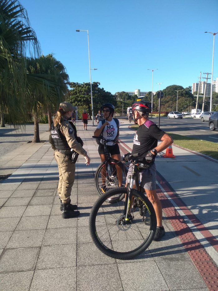 Maio Amarelo: Guarda de Vitória orienta ciclistas sobre regras do trânsito