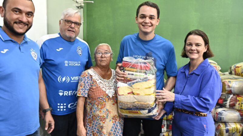 Pazolini entrega cestas básicas a 200 famílias de Vitória